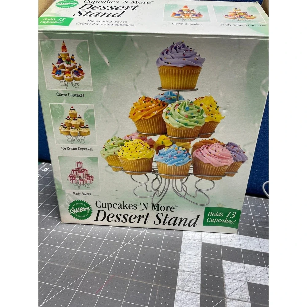 Wilton Cupcakes 'N More Dessert Stand - Holds 13 Cupcakes Décor 2005